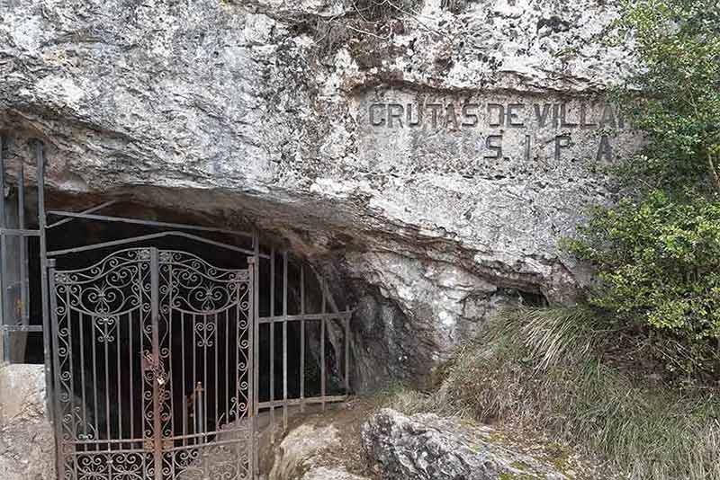cueva de las guixas en camino de santiago desde villanua
